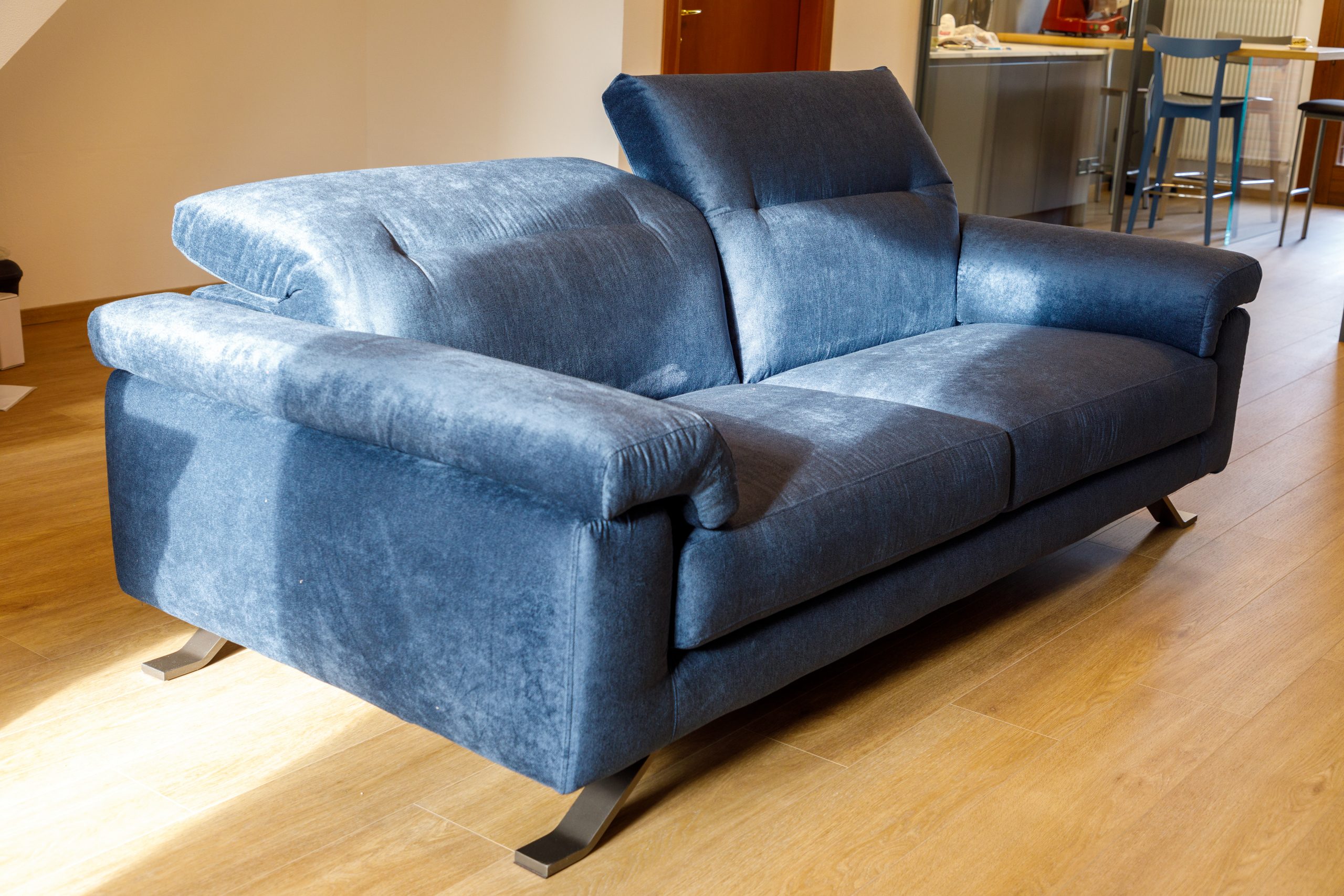 divano in tessuto blu