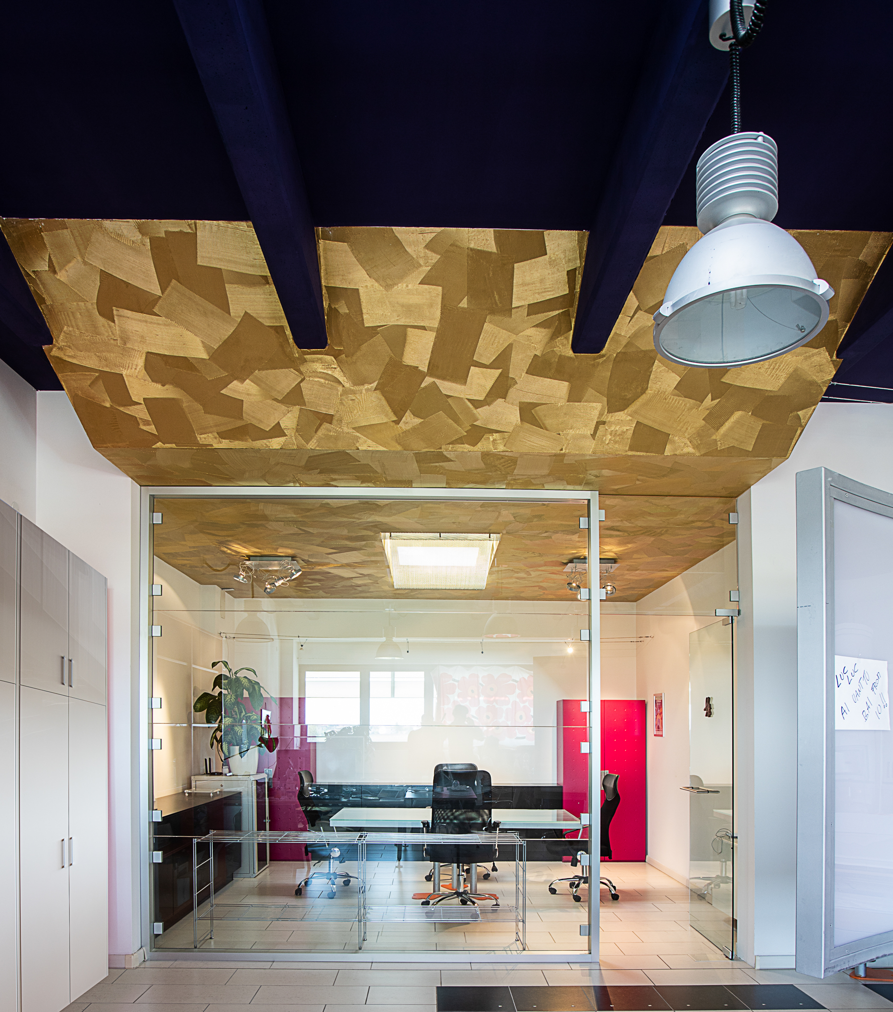 il soffitto dorato della sala riunioni